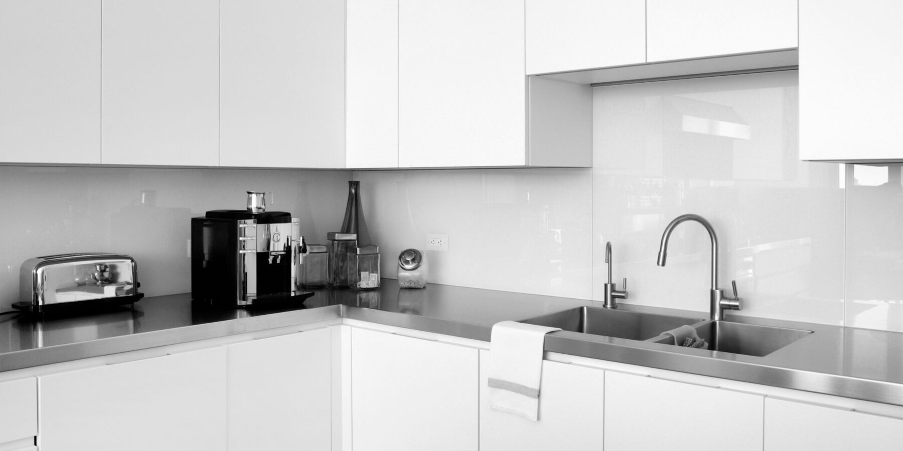 Keuken met een glazen achterwand (voorbeeldbeeld)